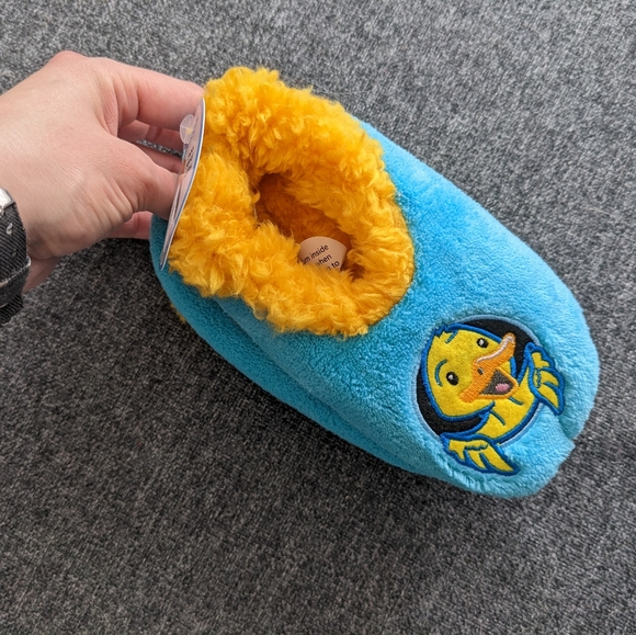 US 9/10 NWT Toddler slippers - Picture 2 of 3